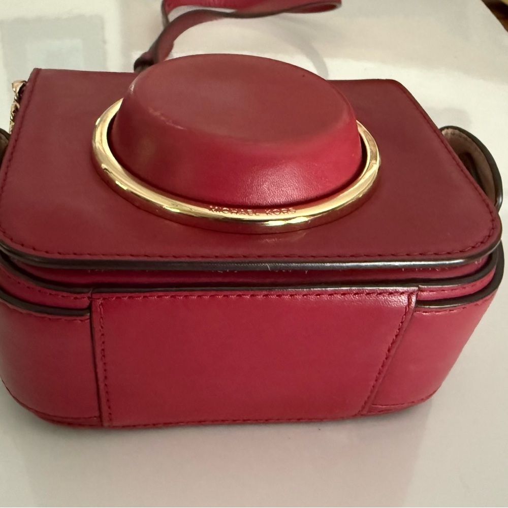 Micheal Kors Scout Camera Red Leather Crossbody. Gold Accents - Picture 10 of 13